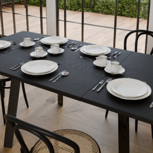 שולחן אוכל מעץ בצבע שחור