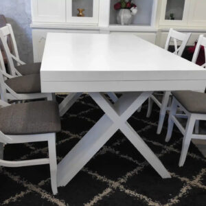 שולחן אוכל נפתח בצבע לבן