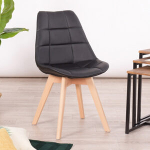 כסאות לפינת אוכל דמוי עור שחור עם רגלי עץ (15)